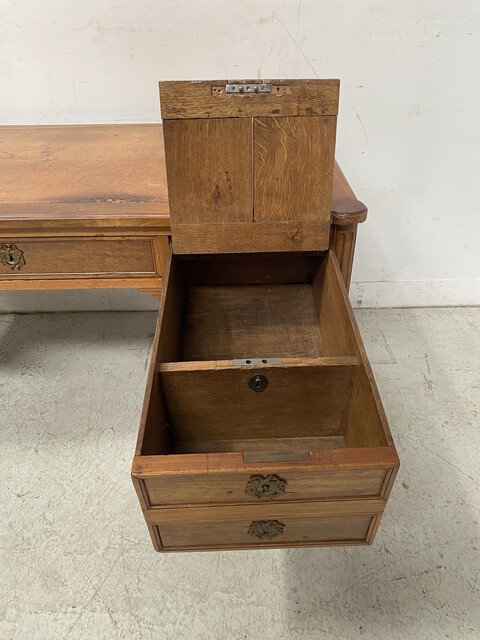 Bureau plat de style Louis XVI à tirettes latéral dessus cuir . XIX siècle .