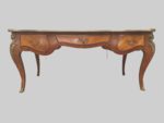 bureau plat Louis XV en bois de placage ceinture en lingotière . XX siècle .