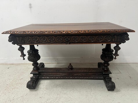 bureau renaissance en chêne finement sculpté dessus bois . XIX siècle .