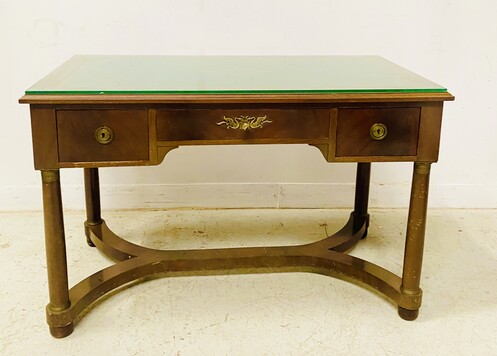 bureau style empire piétement à entretoise dessus cuir à tirettes . XX siècle .