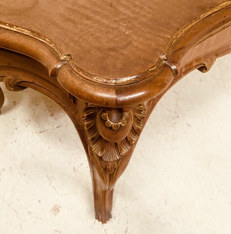 bureau style Louis XV en noyer finement sculpté dessus bois . XIX siècle .