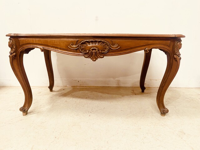 bureau style Louis XV en noyer finement sculpté dessus bois . XIX siècle .