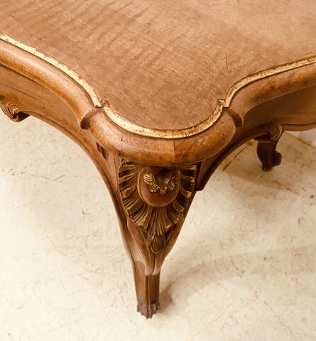 bureau style Louis XV en noyer finement sculpté dessus bois . XIX siècle .