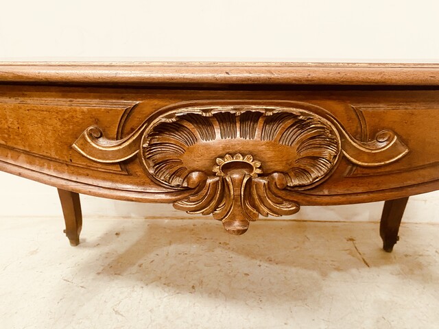 bureau style Louis XV en noyer finement sculpté dessus bois . XIX siècle .