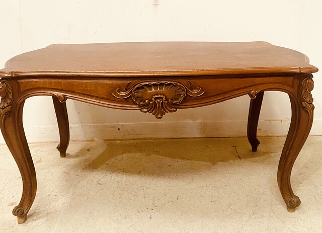 bureau style Louis XV en noyer finement sculpté dessus bois . XIX siècle .