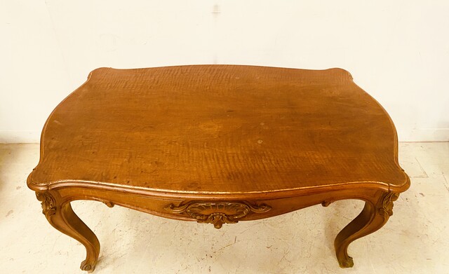 bureau style Louis XV en noyer finement sculpté dessus bois . XIX siècle .