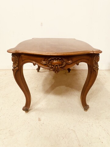 bureau style Louis XV en noyer finement sculpté dessus bois . XIX siècle .