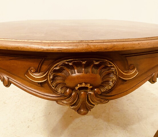 bureau style Louis XV en noyer finement sculpté dessus bois . XIX siècle .