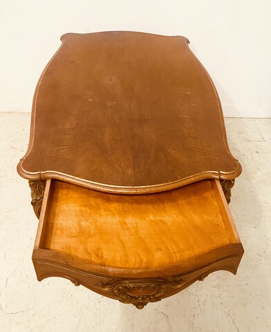 bureau style Louis XV en noyer finement sculpté dessus bois . XIX siècle .