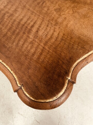 bureau style Louis XV en noyer finement sculpté dessus bois . XIX siècle .