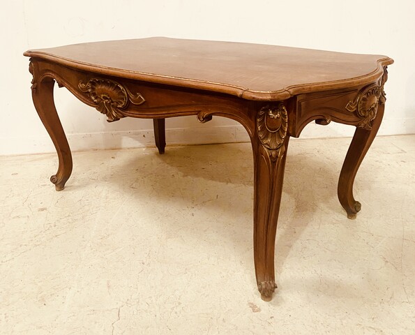 bureau style Louis XV en noyer finement sculpté dessus bois . XIX siècle .