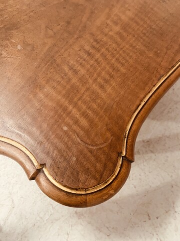 bureau style Louis XV en noyer finement sculpté dessus bois . XIX siècle .