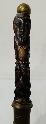 canne à décor africain en os et boule en bronze fut bambou . XX siècle .