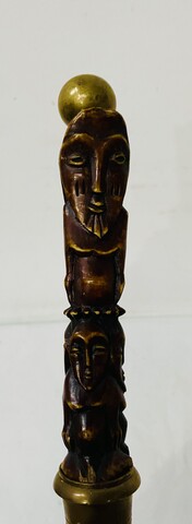 canne à décor africain en os et boule en bronze fut bambou . XX siècle .