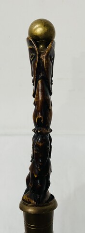canne à décor africain en os et boule en bronze fut bambou . XX siècle .