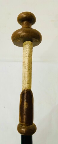 canne le bâton du samouraï pommeau sculpté d'une décoration . XIX siècle .