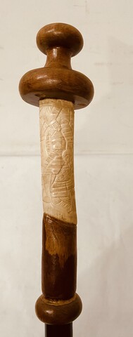 canne le bâton du samouraï pommeau sculpté d'une décoration . XIX siècle .