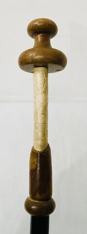 canne le bâton du samouraï pommeau sculpté d'une décoration . XIX siècle .