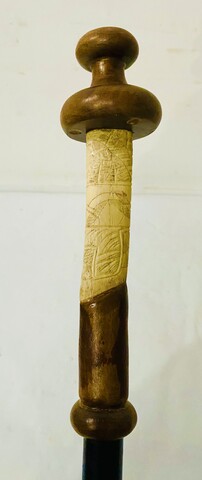 canne le bâton du samouraï pommeau sculpté d'une décoration . XIX siècle .