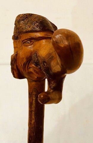 canne le vieil homme au long nez en bois de noisetier . XX siècle .