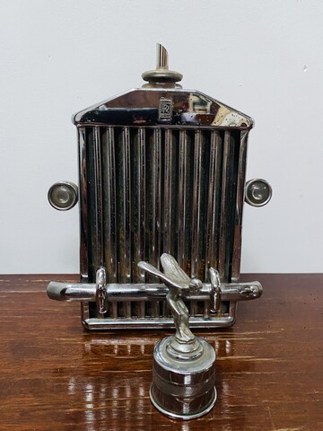 carafe à whisky et boite à musique Rolls Royce . XX siècle .