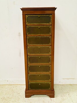 cartonnier Louis Philippe un rang huit tiroirs en acajou  . XIX siècle.