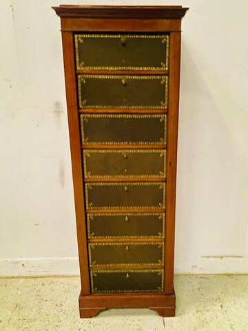 cartonnier Louis Philippe un rang huit tiroirs en acajou  . XIX siècle.
