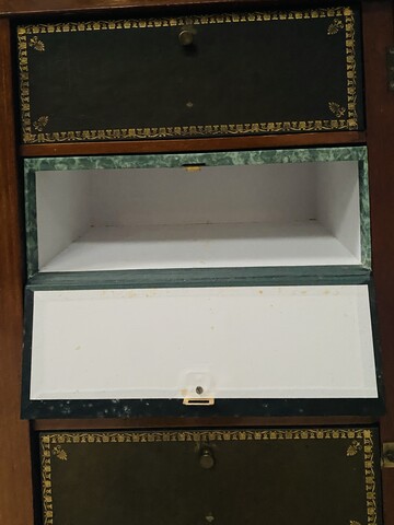 cartonnier Louis Philippe un rang huit tiroirs en acajou  . XIX siècle.