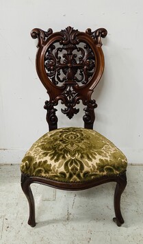 chaise époque Napoléon III en acajou massif finement sculpté . XIX siècle .