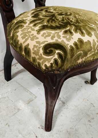 chaise époque Napoléon III en acajou massif finement sculpté . XIX siècle .