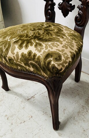 chaise époque Napoléon III en acajou massif finement sculpté . XIX siècle .