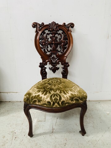 chaise époque Napoléon III en acajou massif finement sculpté . XIX siècle .