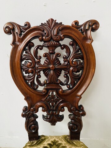 chaise époque Napoléon III en acajou massif finement sculpté . XIX siècle .