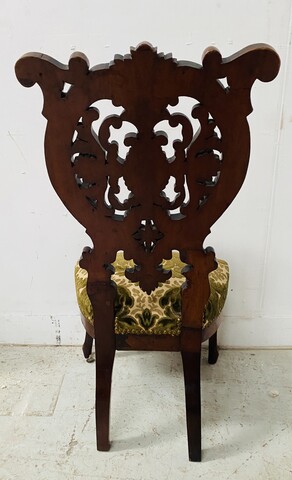 chaise époque Napoléon III en acajou massif finement sculpté . XIX siècle .