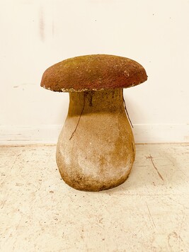 champignon en ciment patine originale . XX siècle .