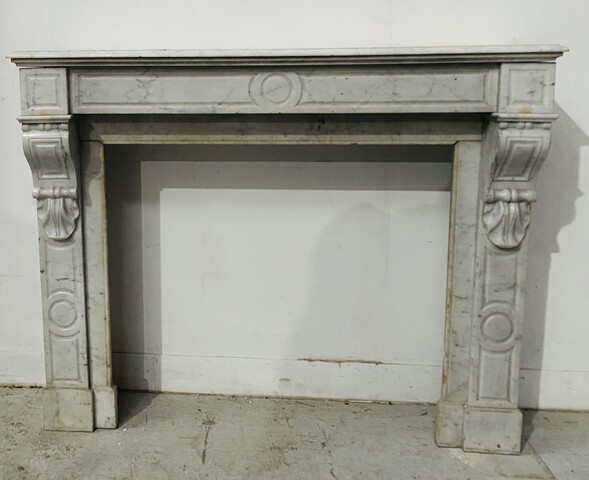 cheminée au corbeau époque Napoléon III marbre blanc . XX siècle .