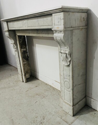 cheminée au corbeau époque Napoléon III marbre blanc . XX siècle .