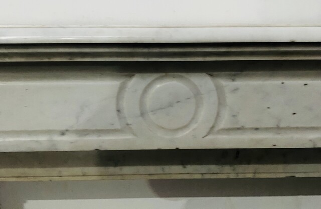 cheminée au corbeau époque Napoléon III marbre blanc . XX siècle .