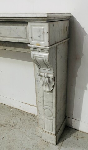 cheminée au corbeau époque Napoléon III marbre blanc . XX siècle .