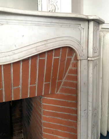 cheminée capucine en marbre carrare jambage à cannelure blason . XX siècle .