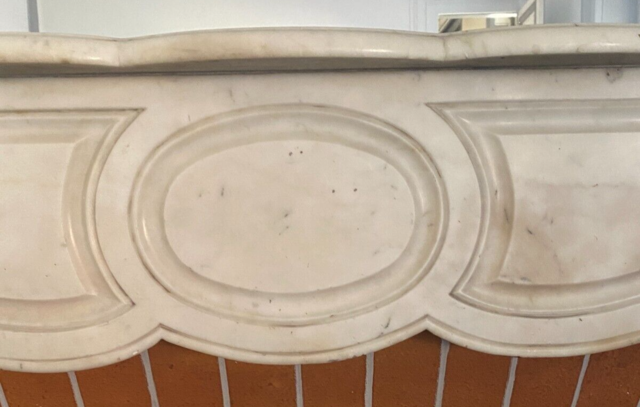 cheminée capucine en marbre carrare jambage à cannelure . XX siècle .
