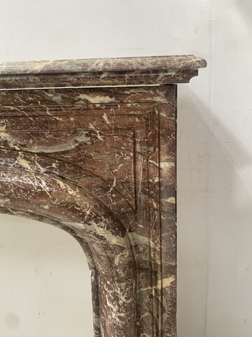 Cheminée époque Louis Philippe model corniche en marbre rouge . XIX siècle .