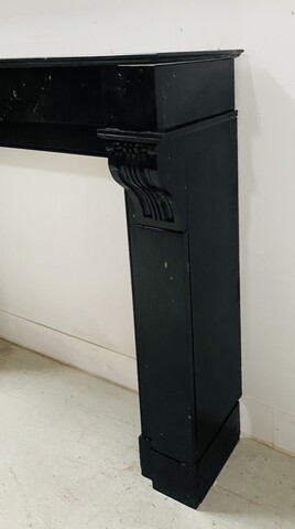 Cheminée époque Napoléon III a corbeau en marbre noir . XIX siècle .