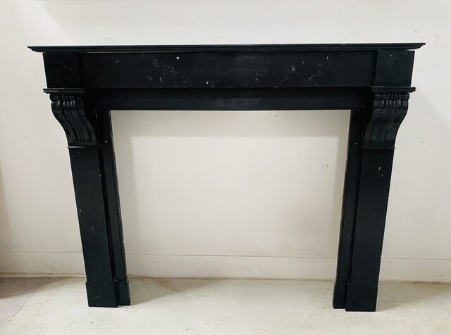 Cheminée époque Napoléon III a corbeau en marbre noir . XIX siècle .