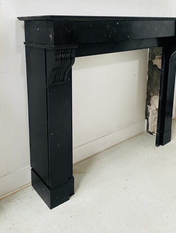 Cheminée époque Napoléon III a corbeau en marbre noir . XIX siècle .