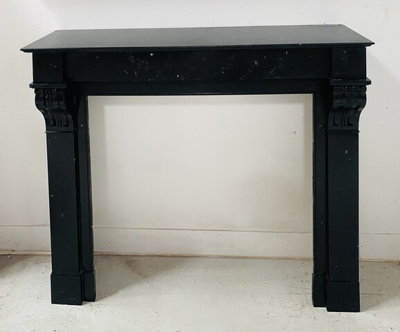 Cheminée époque Napoléon III a corbeau en marbre noir . XIX siècle .