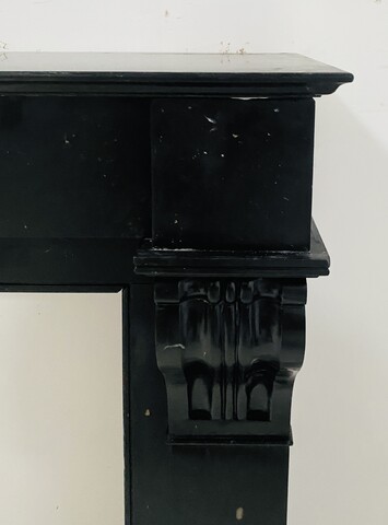 Cheminée époque Napoléon III a corbeau en marbre noir . XIX siècle .