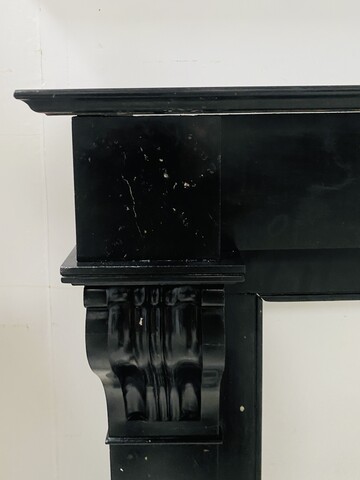 Cheminée époque Napoléon III a corbeau en marbre noir . XIX siècle .