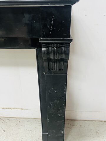 Cheminée époque Napoléon III a corbeau en marbre noir . XIX siècle .