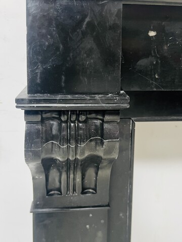Cheminée époque Napoléon III a corbeau en marbre noir . XIX siècle .